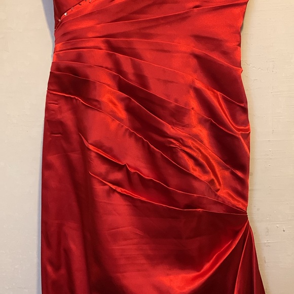 Flirt by Maggie Sottero Red Rose One Shoulder Ruched Prom Dress Size 10 - Picture 8 of 10